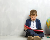 Bambino plsudotato mentre studia