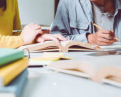 Insegnante che aiuta studente