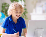 bambino che partecipa a un corso online