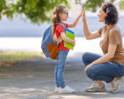 Madre e figlio in una scena di educazione rispettosa e disciplina positiva
